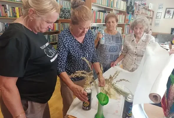 Jesienne bukiety i szydełkowe serwetki – twórcze spotkanie Aktywnych Seniorek w bibliotece