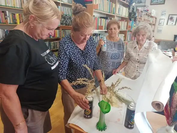 Jesienne bukiety i szydełkowe serwetki – twórcze spotkanie Aktywnych Seniorek w bibliotece