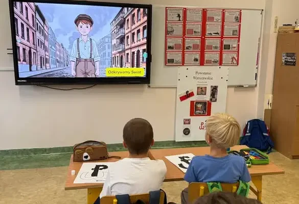 Lekcja patriotyzmu w klasie 2a – projekt „Warszawa ’44”