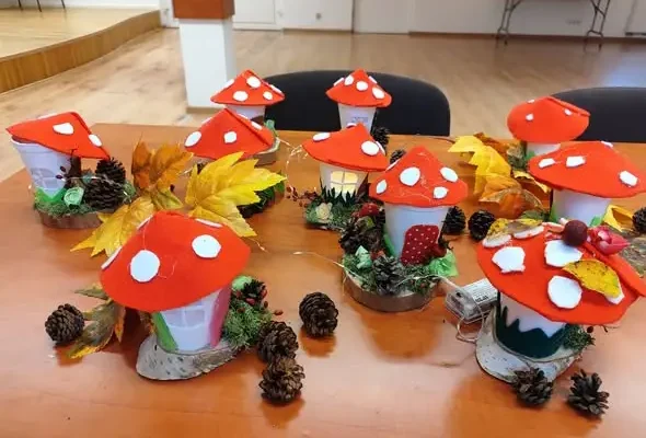 Jesienne warsztaty w Szczawnem – dzieci stworzyły lampiony w kształcie muchomorków