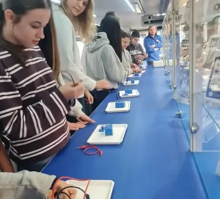 Uczniowie klasy 7C odkrywali naukę w mobilnym Laboratorium „Nauka w Drodze”