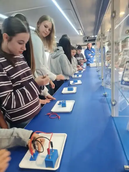 Uczniowie klasy 7C odkrywali naukę w mobilnym Laboratorium „Nauka w Drodze”