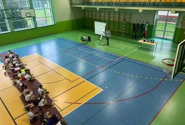 Skoki narciarskie w Szkole Podstawowej nr 2 w Zagórzu – trening z Małym Mistrzem