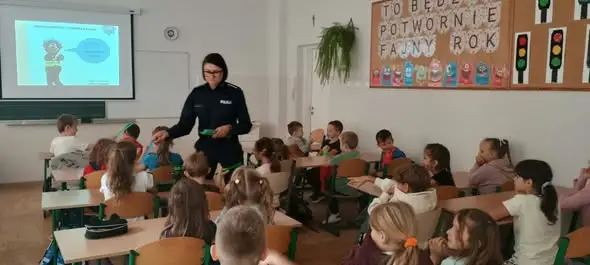Bezpieczeństwo pierwsza klasa – sanoccy policjanci uczyli pierwszaków zasad ruchu drogowego