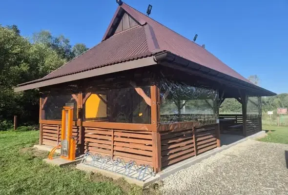 Mieszkańcy Siemuszowej modernizują scenę letnią