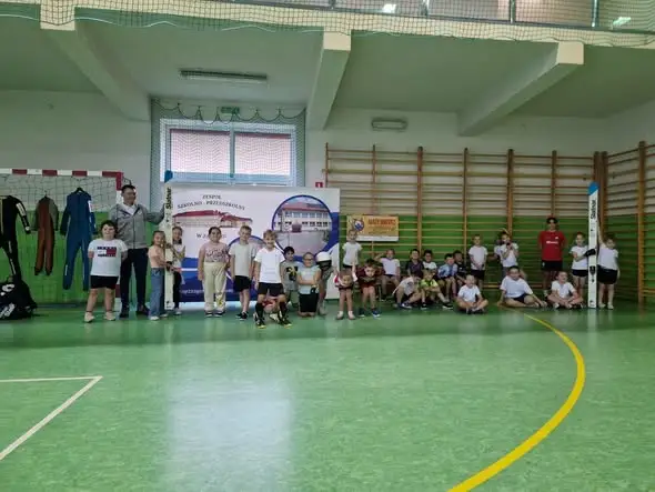 Zagórz: Lekcja z mistrzem – trener skoków Dawid Groszek odwiedził uczniów