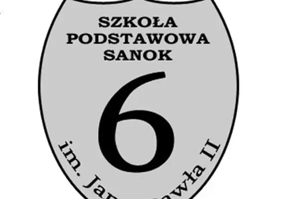 Pierwszoklasiści uczą się skakać na długiej skakance – radość i współpraca w jednym