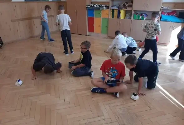 Robot Codey Rocky pomaga uczniom klasy 2a stawiać pierwsze kroki w programowaniu