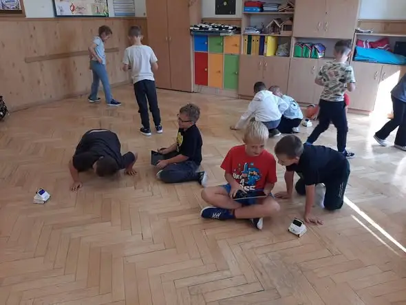 Robot Codey Rocky pomaga uczniom klasy 2a stawiać pierwsze kroki w programowaniu