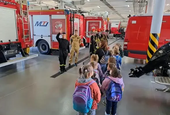 Dzień Chłopaka w grupie 0 i edukacyjna wizyta w sanockiej straży pożarnej