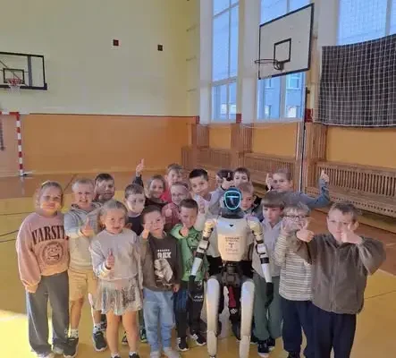 Robot humanoidalny odwiedził zajęcia – taniec i rozmowy z AI
