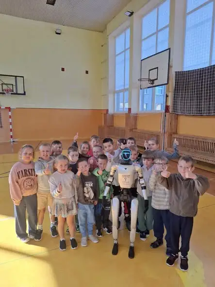 Robot humanoidalny odwiedził zajęcia – taniec i rozmowy z AI