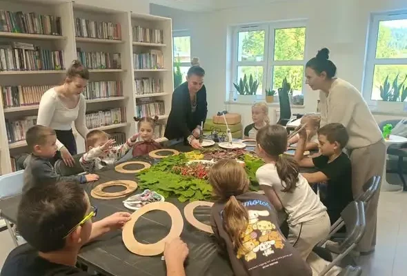 Jesienne warsztaty artystyczne dla dzieci w Bibliotece Publicznej w Komańczy