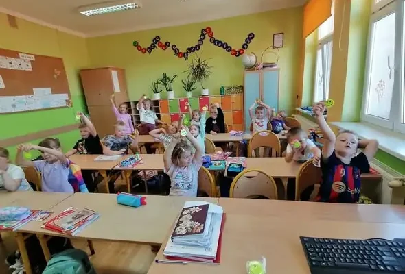 Pierwszoklasiści ze Szkoły Podstawowej w Zarszynie spotkali się z policjantami z Posterunku Policji w Besku