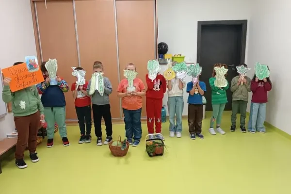 Uczniowie zaskoczyli inscenizacją „Na straganie” z okazji Dnia Głośnego Czytania