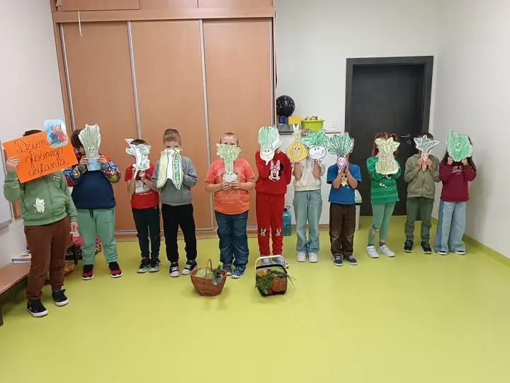 Uczniowie zaskoczyli inscenizacją „Na straganie” z okazji Dnia Głośnego Czytania