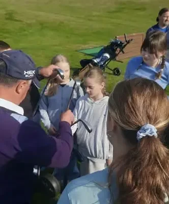 Uczniowie z Bieszczad zamienili boisko na pole golfowe. Nietypowa lekcja WF w Arłamowie