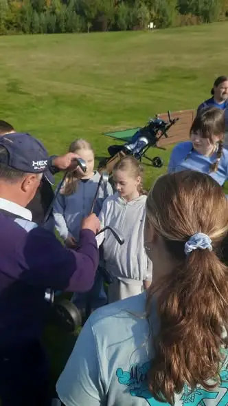 Uczniowie z Bieszczad zamienili boisko na pole golfowe. Nietypowa lekcja WF w Arłamowie