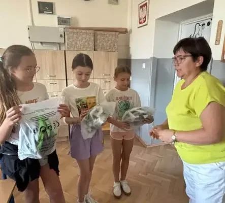 Uczennice ze szkoły w Zagórzu otrzymały kaski rowerowe w ramach kampanii bezpieczeństwa
