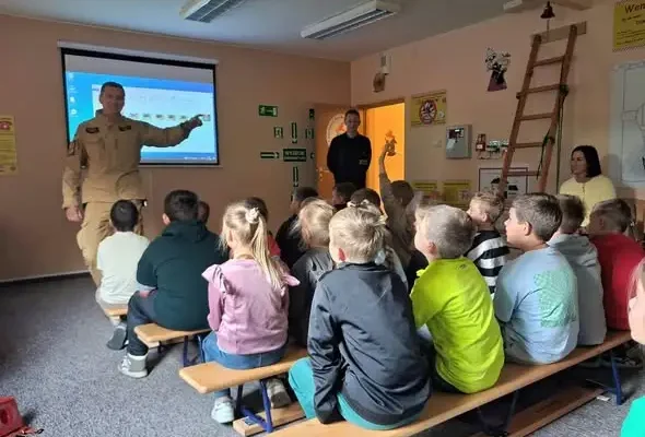 Uczniowie z Sanoka odwiedzili strażaków. Lekcja bezpieczeństwa w Sali „Ognik”