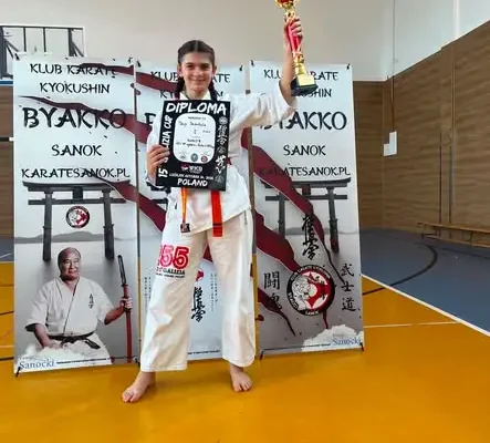 Złote medale dla sanockich karateczek w Leżajsku