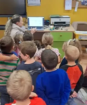 Przedszkolaki z Zarszyna stawiają pierwsze kroki w kodowaniu i robotyce