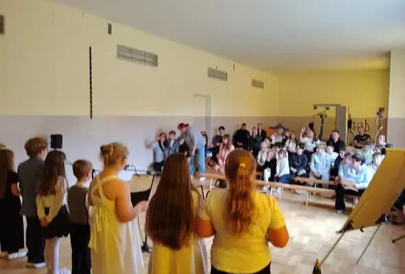 Podwójne święto w Szkole Podstawowej w Dobrej: pasowanie pierwszaków i Dzień Edukacji Narodowej