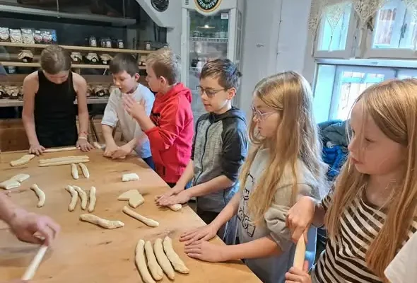 Klasa 3b z Sanoka odkrywała tradycje w skansenie