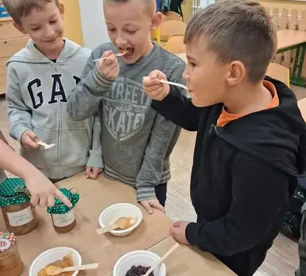 Słodka lekcja w klasie 2b – degustacja domowych dżemów