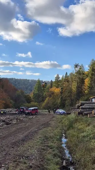 Wypadek w lesie pod Prełukami. Quadami dotarli do poszkodowanego