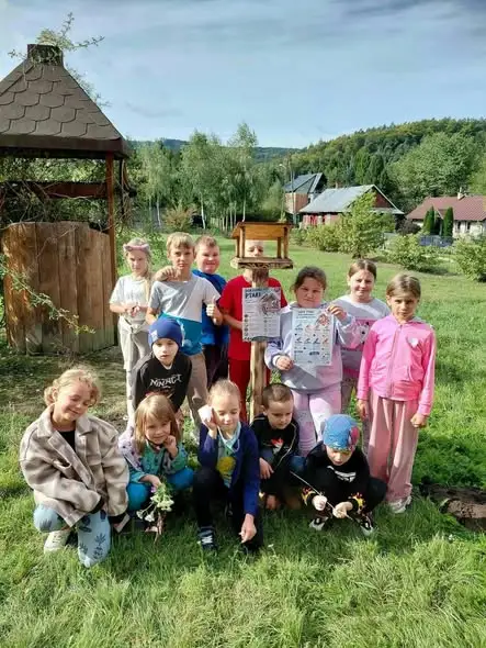 Tyrawa Solna: drewniana biblioteczka i strefa przyrodnicza – kolejny etap prac