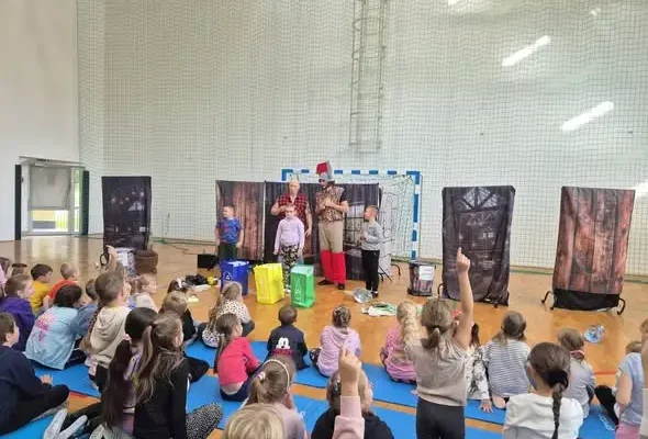Eko-teatr w szkole w Tyrawie Wołoskiej – interaktywne spektakle o ochronie środowiska