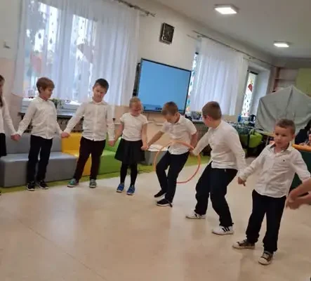 Pasowanie na Świetliczaka w szkolnej świetlicy – pierwszoklasiści oficjalnie przyjęci