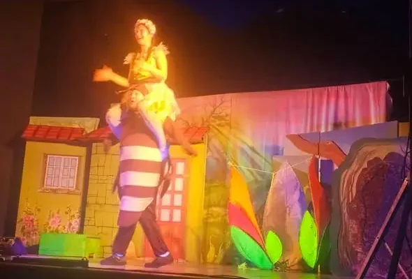 Pierwszaki z wizytą w teatrze – „Calineczka” oczarowała najmłodszych