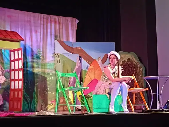 Uczniowie klas 1–3 z wizytą w teatrze – „Calineczka” w Sanockim Domu Kultury