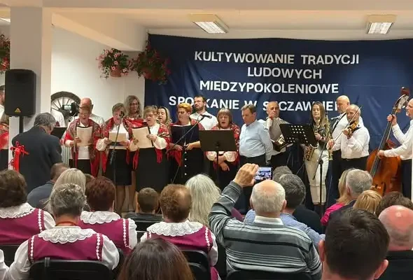 Międzypokoleniowe spotkanie w Szczawnem: tradycje ludowe łączą pokolenia