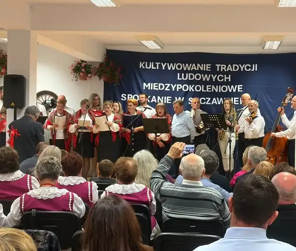 Międzypokoleniowe spotkanie w Szczawnem: tradycje ludowe łączą pokolenia