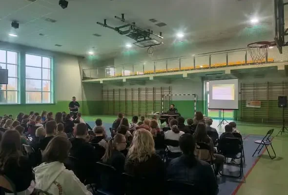 Policjanci w szkole uczyli uczniów bezpieczeństwa na drodze