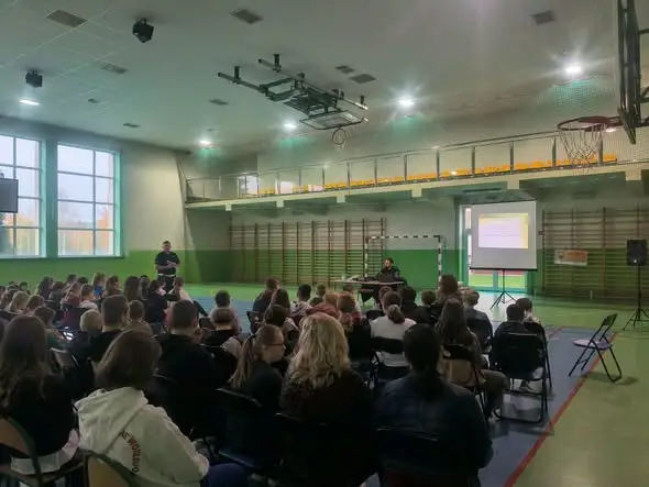 Policjanci w szkole uczyli uczniów bezpieczeństwa na drodze